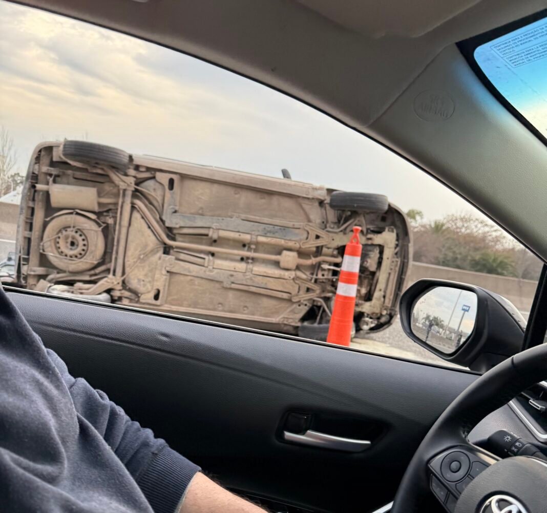 Volcó auto Autopista Riccheri