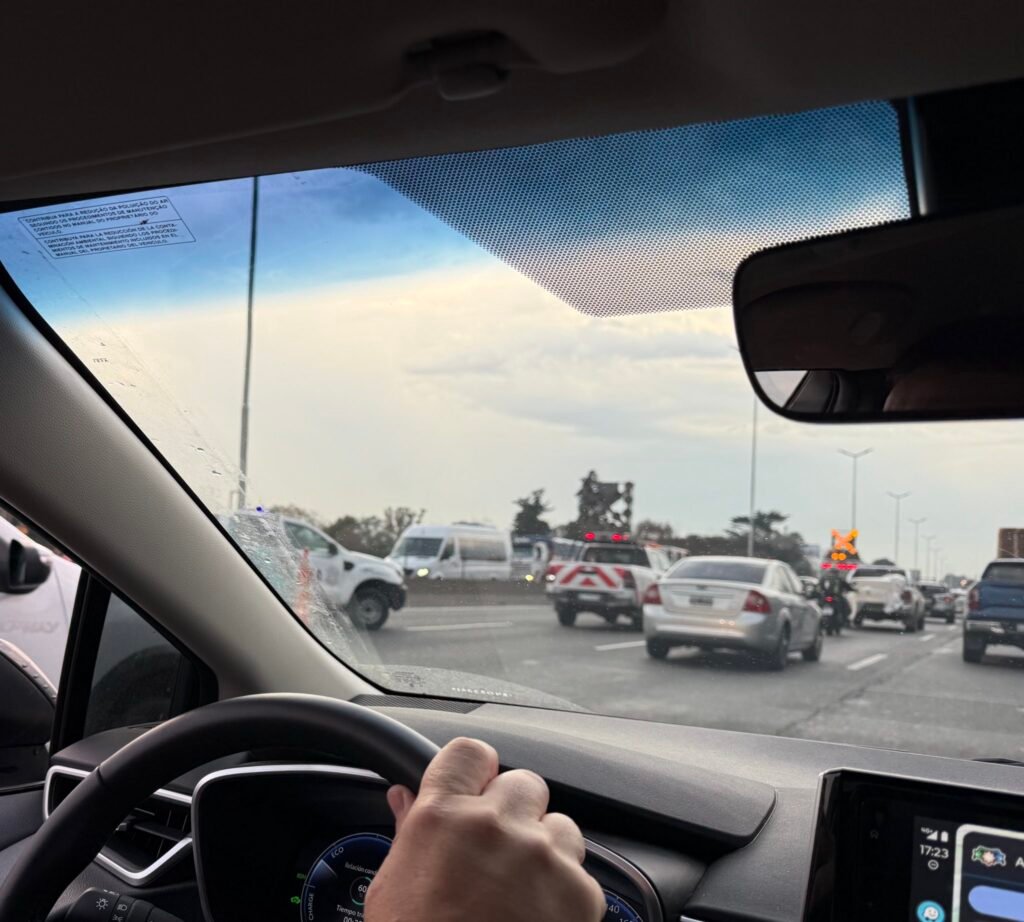 Volcó auto Autopista Riccheri